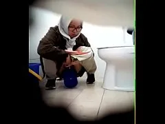 แอบถ่ายสาวอิสลามไทยภาคใต้นั่งขี้ในห้องส้วม มีเอาน้ำล้างหีด้วยนะ