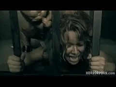 หนังโป๊แนวสยองขวัญนักโทษสาวดวงซวยถูกจับตัวไปให้มนุษย์กลายพันธุ์ข่มขืนเย็ดหีสังเวยกามในกรง