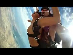 คลิปโป๊ฝรั่ง แนวแปลก แหวกแนว ฉากเสี่ยงตายคู่รักกระโดดร่มบนเครื่องบินแก้ผ้าเย็ดกันกลางอากาศ