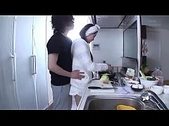 เมียกำลังทำอาหารมาเงี่ยนอะไรเวลานี้จับเมียเย็ดเสียวท่าหมาในห้องครัวอย่างมันส์