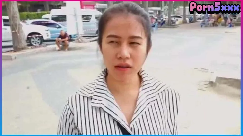 แม่ค้าสาวไทย หนุ่มใหญ่ฝรั่ง ซื้อดอกกุหราบ 1 ดอกให้ 2 พัน ถ้าไปห้องให้เพิ่มอีกเลยยอมไป โดนเย็ดแตกในคา