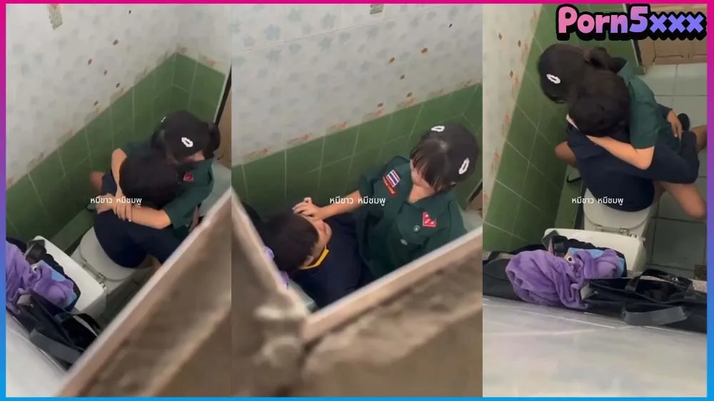 ใจกล้ากันจริงๆ คลิปหลุดนักเรียน เอากันในโรงเรียน โดนมือดีแอบถ่ายคาห้องน้ำ กำลังขึ้นขย่มบนโถชักโครกเล