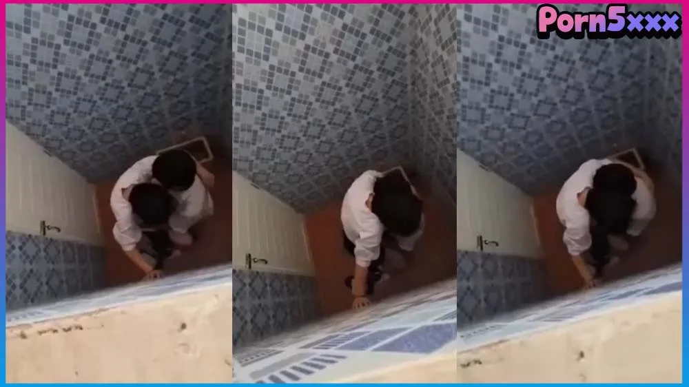 แอบถ่ายเพือนเย็ดหีสาวรุ่นน้อง ม5 ในห้องน้ำโรงเรียน เย็ดกันเบานะ แม่งปีนดู กำลังซอยคาชุดคอซองเลย